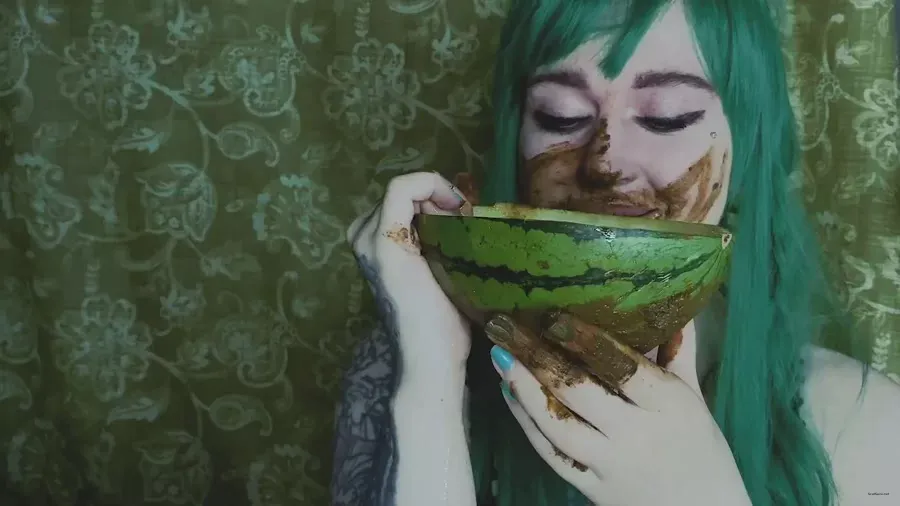 Scat: (DirtyBetty) - Watermelon Head [FullHD 1080p] (653 MB)