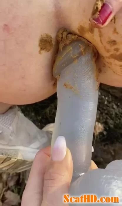Outdoor - Pee and toying my asshole with some shit left inside [HD 720p / 54.2 MB]