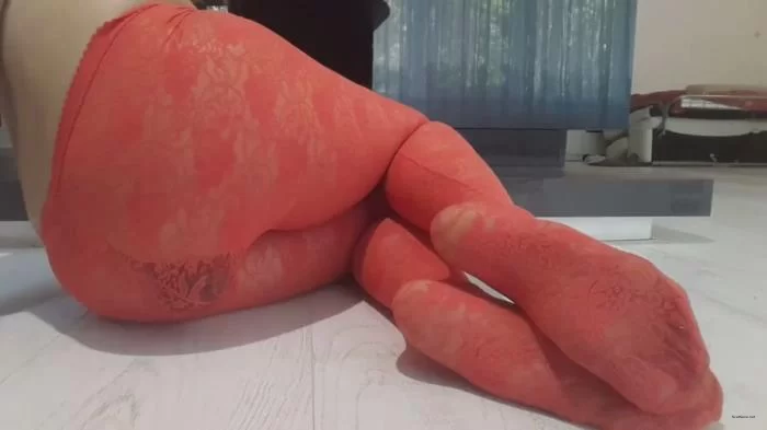 Panthergodess - Sexy Goddess in Hot Red Pantyhose Pooping Messy Shit [HD 720p / 65.6 MB]
