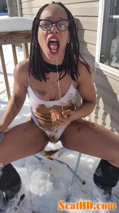 UniQueen21 - Uni”Ella outside poop smear [UltraHD 2K / 525 MB]