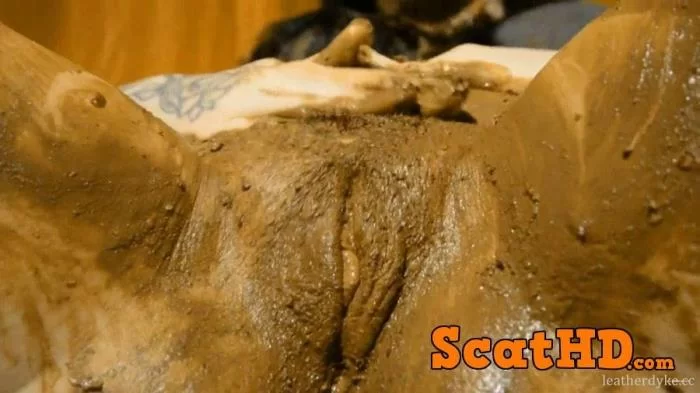 SweetBettyParlour (DirtyBetty) - Animal Magnetism Girl In The Shit! [FullHD 1080p / 644 MB]
