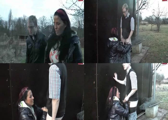 dirty-danni - Mitten im Park vollgewichst und stehen lassen [HD 720p / 37.3 MB]