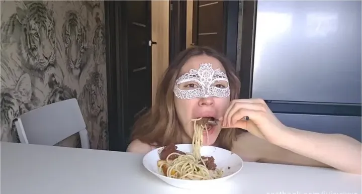 Spagetti Time with Juicy XXXO, Nasty Filth - scat porn video at ScatSlave.net