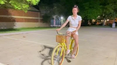 PeachyPoppy - Pissing While Riding My Bike [FullHD 1080p / Solo, Pising]