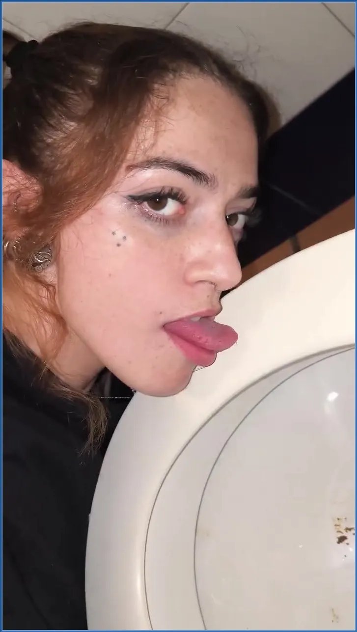 Download Malafalda: Licking Toilet (Scatbook) ScatSlave.net