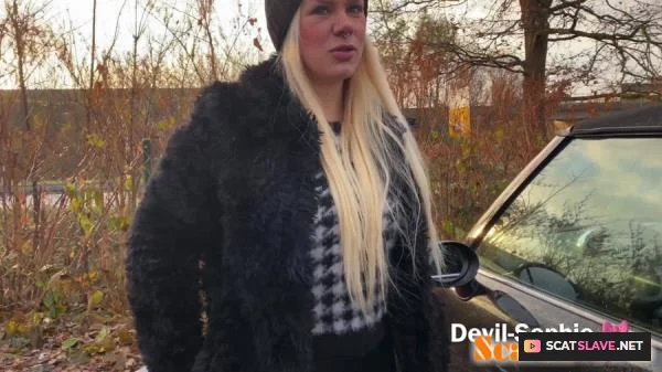 Devil Sophie - Park shit at McDonalds - the sausage had to get out [UltraHD 4K / 339 MB]