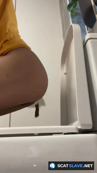 Scatbook.com: (Ella Dearest aka Efro Ella) - VIEW FROM BESIDE MY TOILET [SD] (15.7 MB)