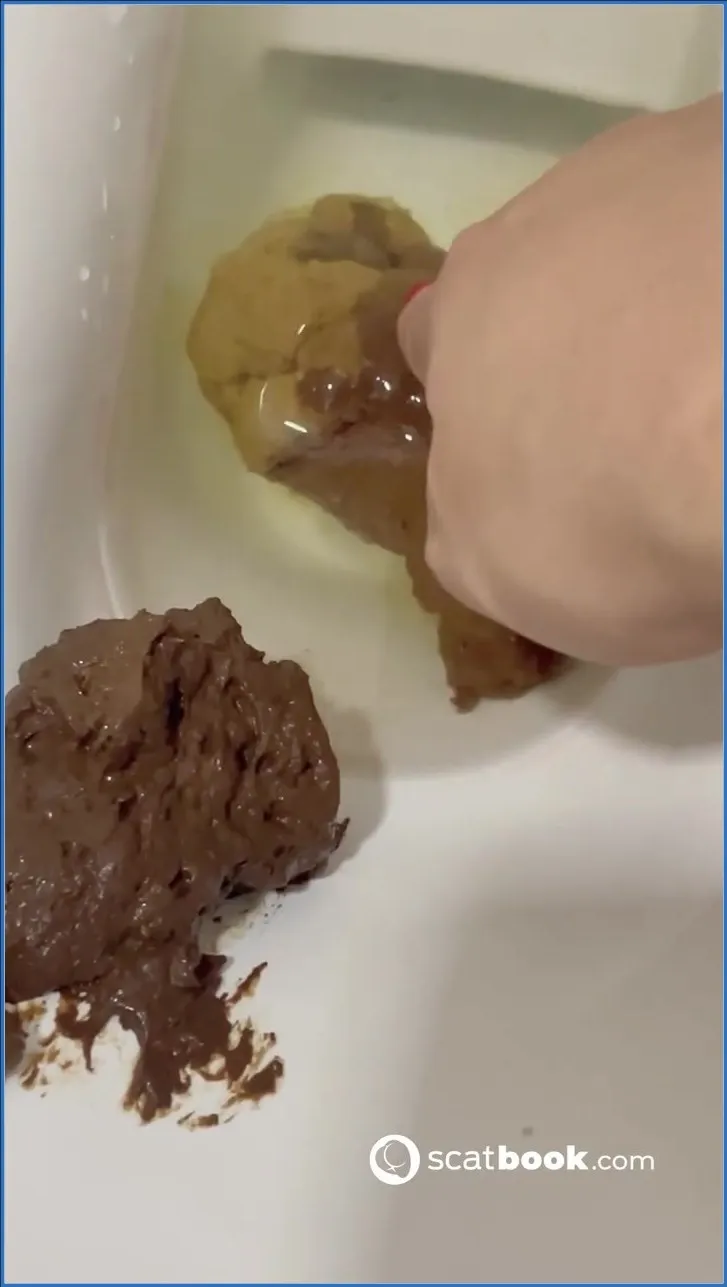Enfiei o dedo no coco que fiz no vaso - Sloppy Fisting & Anal - popular scat video at ScatSlave
