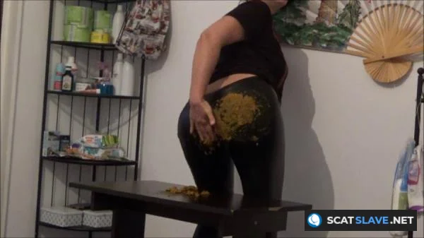 Scatshop.com: (Mistress Roberta) - Stiffy Shit On Leather Pants [SD] (561 MB)