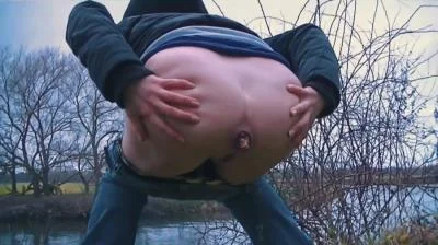Filthygrid.com - Cold Autumn Day Outdoor Shit [HD 720p] 34.0 MB