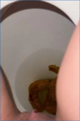 Morning poop [UltraHD 2K / 10.29 MB] Kaitlyn Katsaros