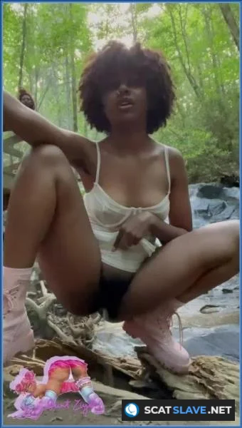 Pissing at a waterfall [SiteRip / 4.89 MB]
