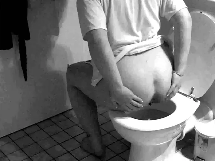 Toilet Voyeurism: Neighbour Woman Caught Dropping Her Pants - scat porn video at ScatSlave.net