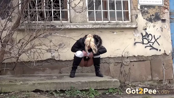 Peeing Blonde Takes a Quick Public Pee in Candid Watersports Video - scat porn video at ScatSlave.net